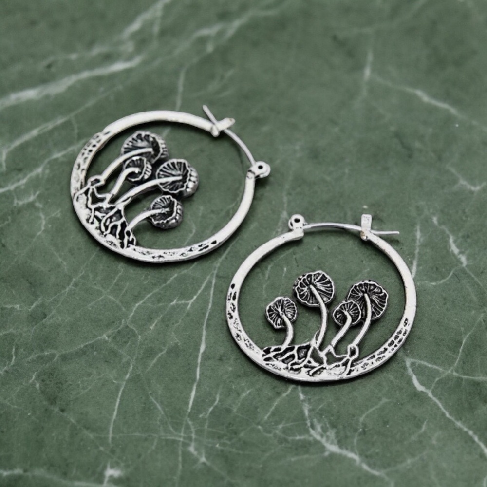 ‼️$7‼️🆕 Retro Bohemian Style Gothic Mushroom Hoop Earrings Alloy Jewelry 🍄 - Picture 2 of 7